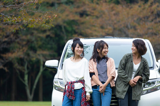 車の前で談笑する女性