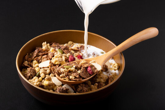 グラノーラ チョコ&ラズベリー - Powered by Adobe