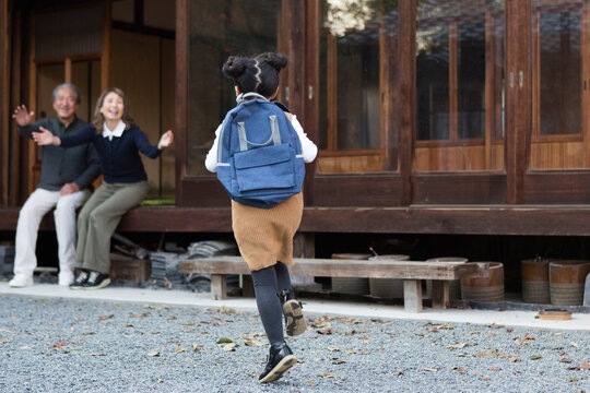 田舎の家で過ごすシニア夫婦と帰省した孫