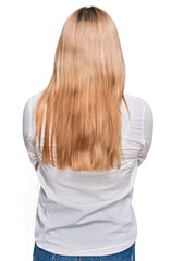 Naklejka premium Young caucasian woman wearing casual clothes standing backwards looking away with crossed arms