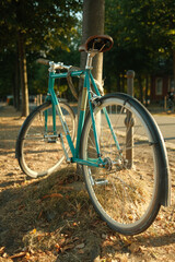 Fototapeta premium Retro bike with the brown leather saddle at Muenster Castle in Muenster, NRW, Germany