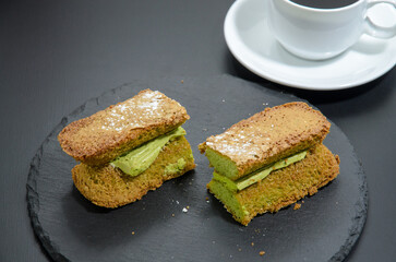 おやつは抹茶のダックワーズサンドとホットコーヒー