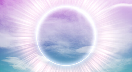 紫に染まる夕方、朝焼けの空の背景に浮かぶ光輪と放射状に広がる光　宗教・ひらめき・SF・超自然のイメージ