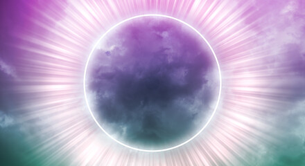 紫に染まる夕方、朝焼けの空の背景に浮かぶ光輪と放射状に広がる光　宗教・ひらめき・SF・超自然のイメージ