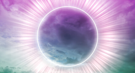 紫に染まる夕方、朝焼けの空の背景に浮かぶ光輪と放射状に広がる光　宗教・ひらめき・SF・超自然のイメージ