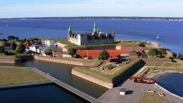 Luftaufnahme Schloss Kronborg (Kroneburg) in Helsing&oslash;r auf der Insel Seeland in D&auml;nemark