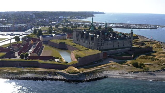 Luftaufnahme Schloss Kronborg (Kroneburg) in Helsing&oslash;r auf der Insel Seeland in D&auml;nemark