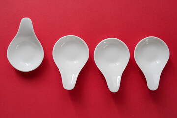 並んだ白い食器