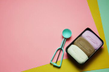 Utensil and tub of ice cream, for its preparation.