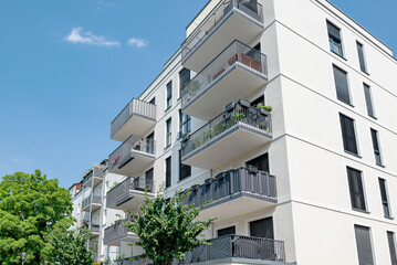 Modernes Mehrfamilienhaus in Deutschland - 623001061