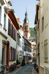 Heidelberg Altstadt , Blick in enge Altstadt Gasse, im Hintergrund Heiliggeistkirche.