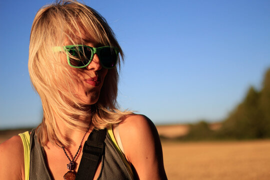 rubia en campo de trigo 