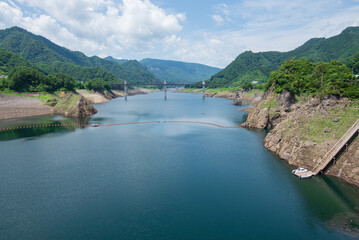 Obraz na płótnie Canvas 巨大ダムが作る大きなダム湖