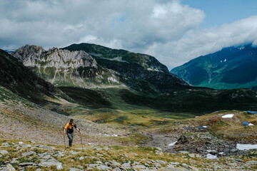 Escursionista in salita verso il Pizzo del Sole, Ticino-Grigioni, Svizzera. Passo del Lucomagno, Alpi Lepontine