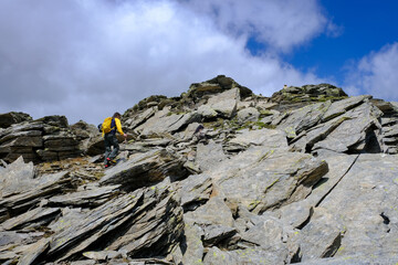 Alpinista affronta la cresta del Pizzo del Sole, Ticino-Grigioni, Lucomagno, Svizzera. Alpi...