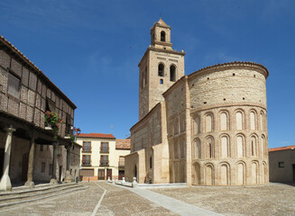 Obraz premium Church of Santa Maria. Arevalo. Spain. Mudejar art (12 century). View of the bell tower, the apse and the houses in Plaza de la Villa. 