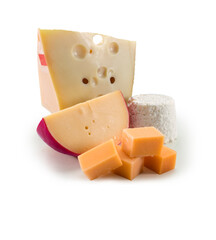 Quesos cortados sobre fondo blanco, cheddar, ricotta, queso bola y cheddar sobre fondo blanco. Cut cheeses on white background, cheddar, ricotta, ball cheese and cheddar on white background