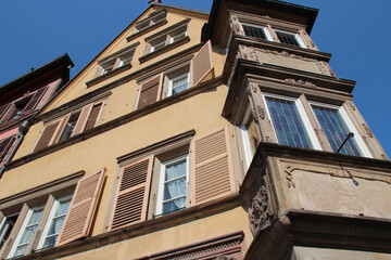 Fototapeta na wymiar old house or flat building in colmar in alsace (france)