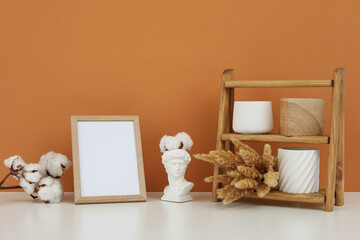 Photo frame with the shape of a hand and cotton