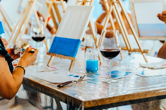 Art and Wine Workshop. Wine and Canvas: Women Embrace Artistic Exploration with Wine
