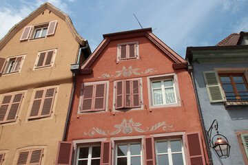 Fototapeta na wymiar old houses or flat buildings in colmar in alsace (france)
