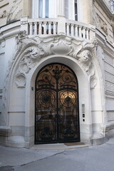 Obraz premium Interesting door design, with nice shapes and materials. Shot in Paris.
