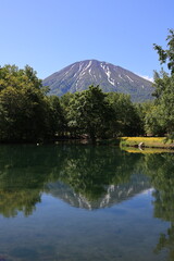 倶知安町 池に映る鏡羊蹄山
