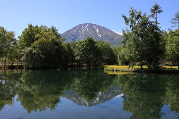 倶知安町 池に映る鏡羊蹄山
