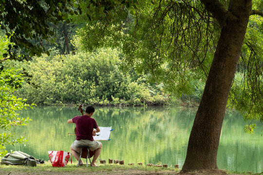 Scena rappresentante un musicista che suona liberamente il violoncello in mezzo alla natura, esprimendo le sue emozioni.