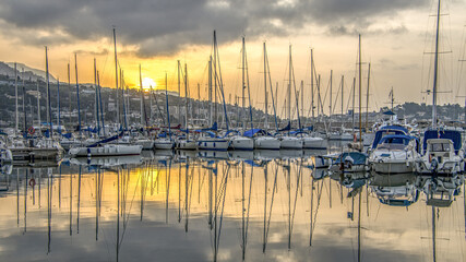 Un lever de soleil sur un magnifique paysage en bord de mer près de Nice sur la Côte d'Azur avec...