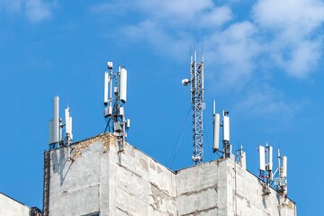 5g cellular antennas on the roof of the house