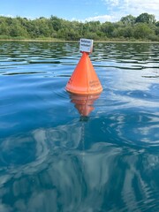 Boje im Wasser die das befahren verbietet