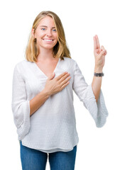 Obraz premium Beautiful young elegant woman over isolated background Swearing with hand on chest and fingers, making a loyalty promise oath