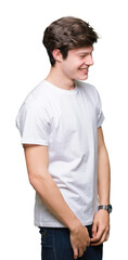 Obraz premium Young handsome man wearing casual white t-shirt over isolated background looking away to side with smile on face, natural expression. Laughing confident.