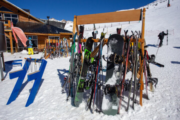 Esqu&iacute;es en el cerro Catedral, Argentina 
