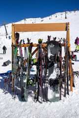 Esqu&iacute;es en el cerro Catedral, Argentina 