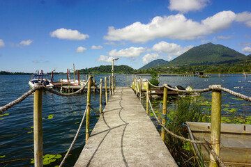 Naklejka premium Natural landscape with a small pier on the lake