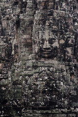 Visage sculpté sur la facade du Bayon à Angkor