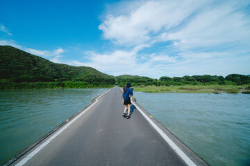 四万十川で撮影する女性