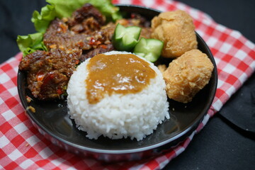  Nasi empal gepuk dan tahu