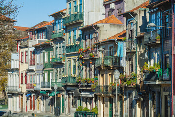 Fototapeta na wymiar the old buildings of Porto