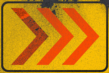 Marquage en chevrons rouges sur asphalte peint en jaune