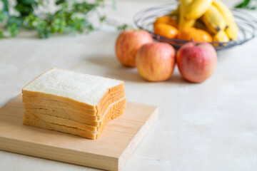 サンドイッチとフルーツのある食卓