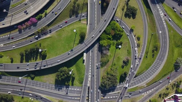 Vista aérea de la Avenida General Paz y la autopista Panamericana, Buenos Aires, Argentina.