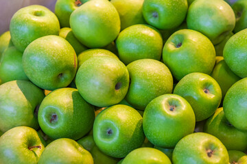 Fresh apples are on sale in the  market 