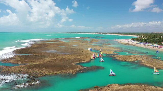 Praia de Porto de Galinhas Vista de Cima com drone 4k - Ipojuca - Pernambuco - Brasil - Jangadas Coloridas