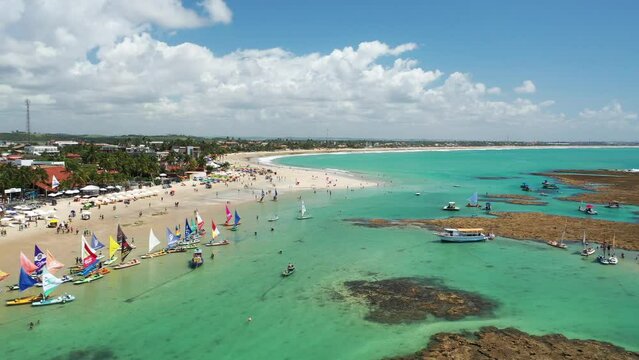 Praia de Porto de Galinhas Vista de Cima com drone 4k - Ipojuca - Pernambuco - Brasil - Jangadas Coloridas