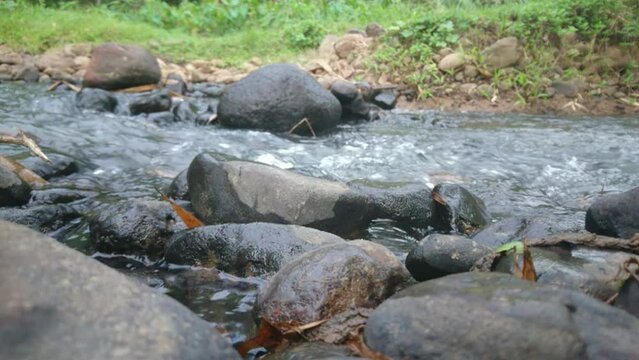  water flowing between rocks