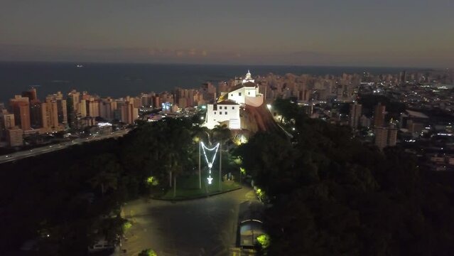 Convento da Penha com seu ter&ccedil;o iluminado ao anoitecer. Vila Velha, Esp&iacute;rito Santo, Brasil.
