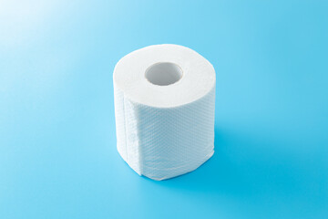 青背景にトイレットペーパー